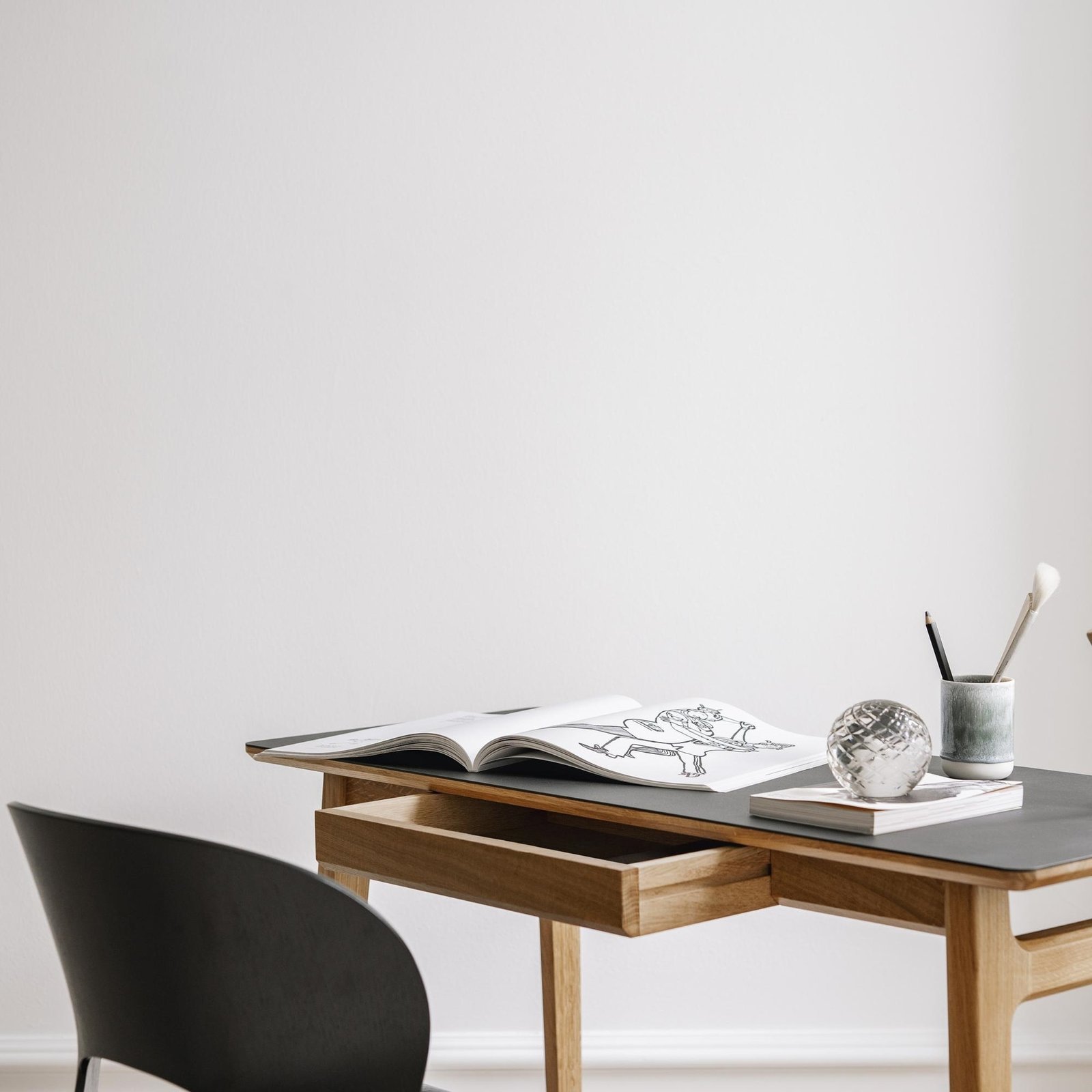 Magnus Olesen Freya Table Bureau Chêne Massif Laqué/Linoléum Forbo